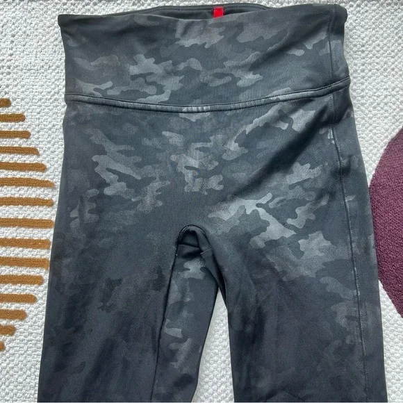 SPANX FAUX LEATHER CAMO LEGGING BLACK SIZE XSMALL